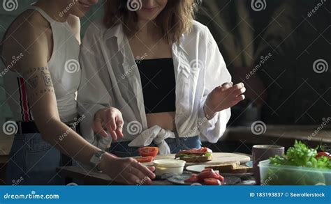 lesbicas rabuda|Duas Garotas Lésbicas Estão Cozinhando O Jantar E.